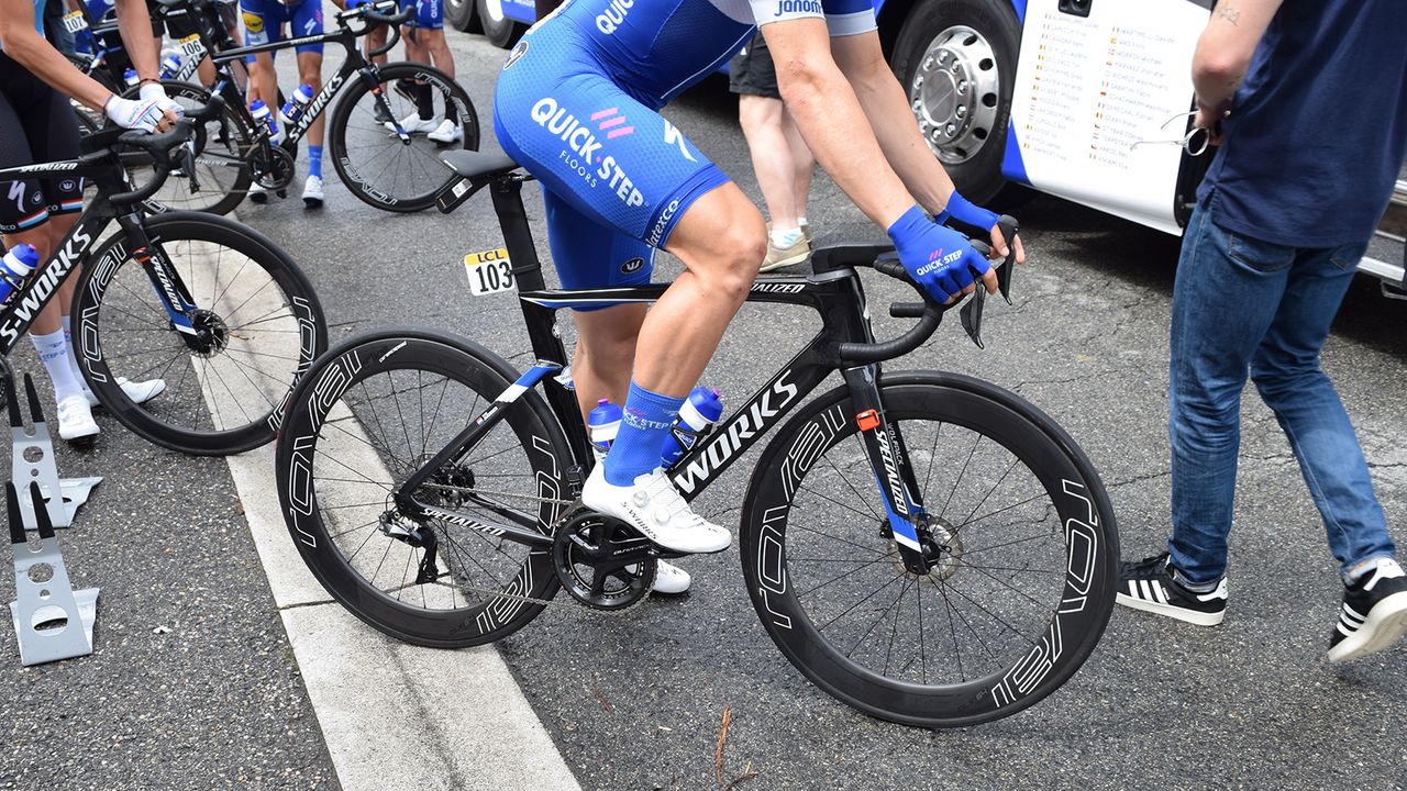 Only disc brake versions of the bike were seen and it would be no surprise if a rim brake version was not offered by Specialized