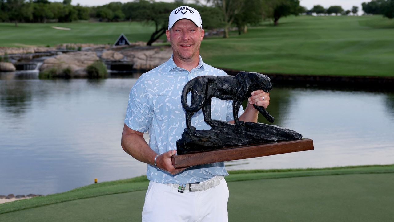 Shaun Norris with the Alfred Dunhill Championship trophy 