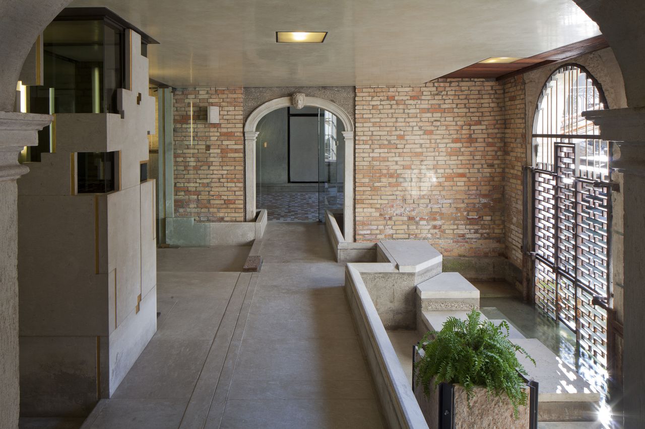 carlo scarpa space inside querini stampaglia in Venice