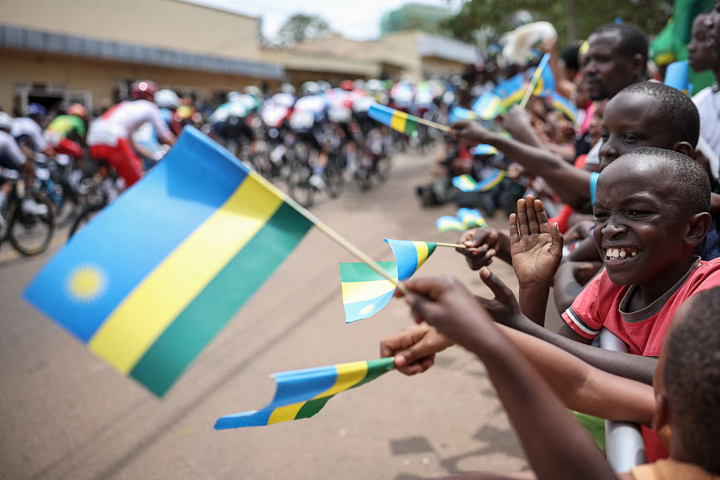 Los fanáticos alientan a los corredores en el Campeonato Mundial de Ciclismo de 2025, Kigali