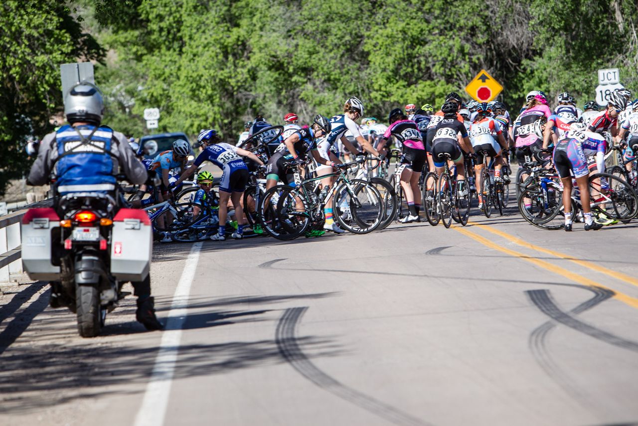 A big crash slows the women's field
