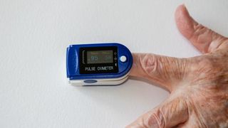 A pulse oximeter on a person’s finger