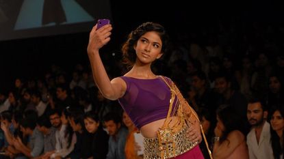 Event, Audience, Abdomen, Trunk, Waist, Beauty, Fashion, Dancer, Fashion show, Public event, 