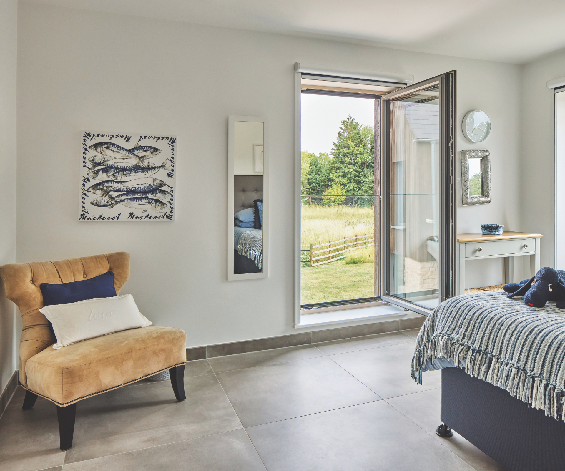 Bedroom with garden view