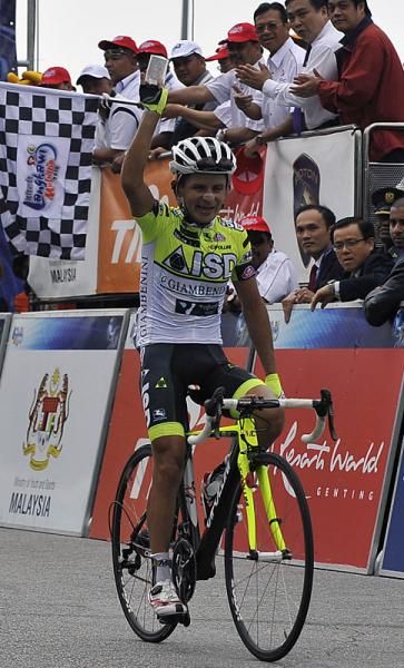 Jos&eacute; Rujano (ISD - Neri) solos to victory atop the Genting Highlands climb.