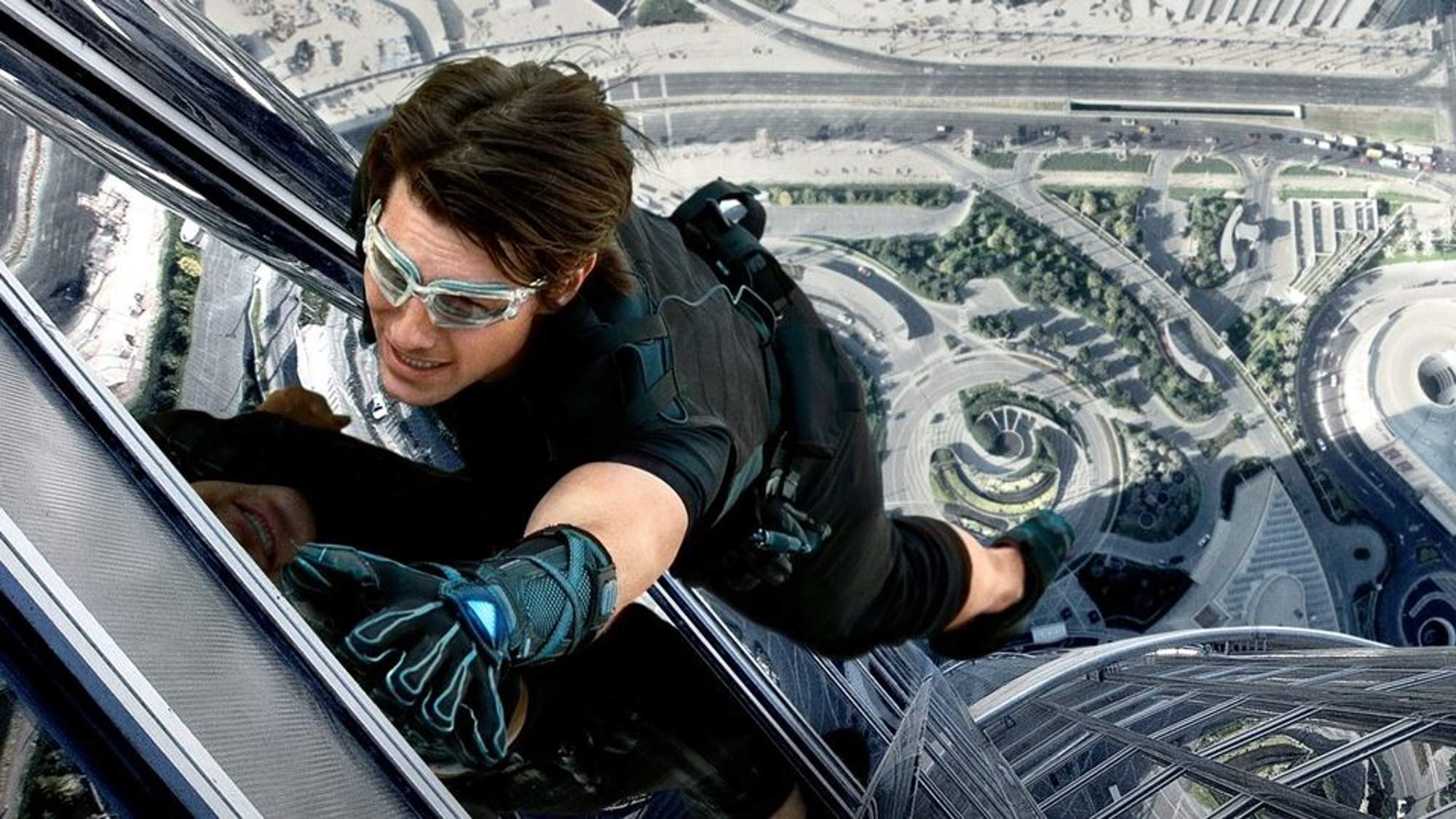 Tom Cruise scales a building in Mission Impossible Ghost Protocol