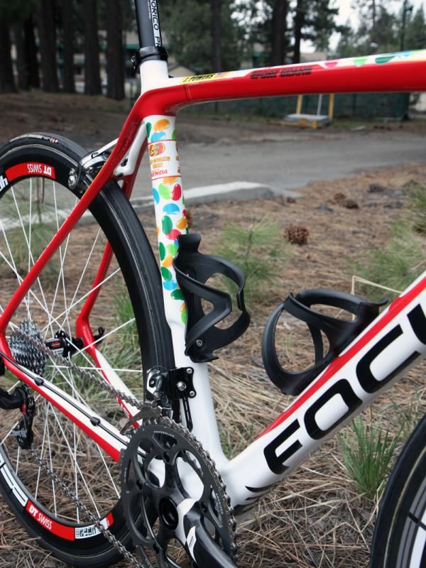 The Focus Izalco Pro features an asymmetrical seat tube.