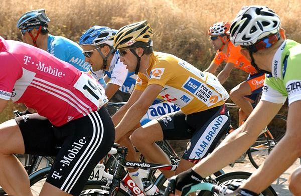 Carlos Sastre (CSC) chats to Cyril Dessel in the peloton