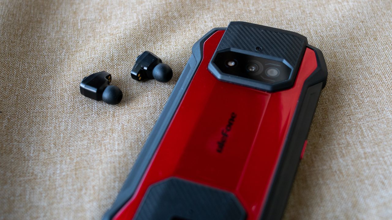 Ulefone Armor 15 earbuds and rear camera