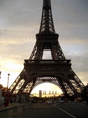 The sign-on podium, in the shadow of le Tour Eiffel.