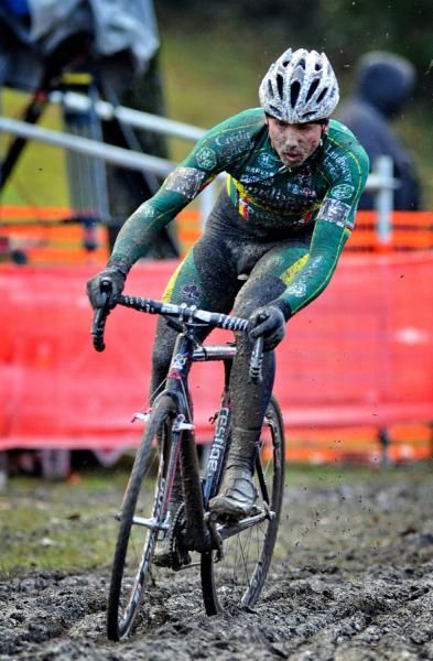 Nys gave a technique masterclass on the muddy Namur course.