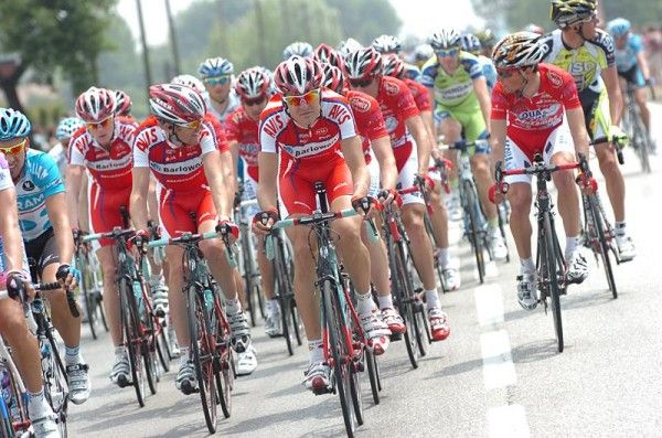 Barloworld and Acqua e Sapone create an island of red in the peloton.