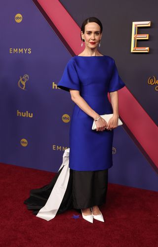 LOS ÁNGELES, CALIFORNIA - 15 DE SEPTIEMBRE: Sarah Paulson asiste a la 76.ª edición de los premios Primetime Emmy en el Peacock Theater el 15 de septiembre de 2024 en Los Ángeles, California. (Foto de Amy Sussman/)