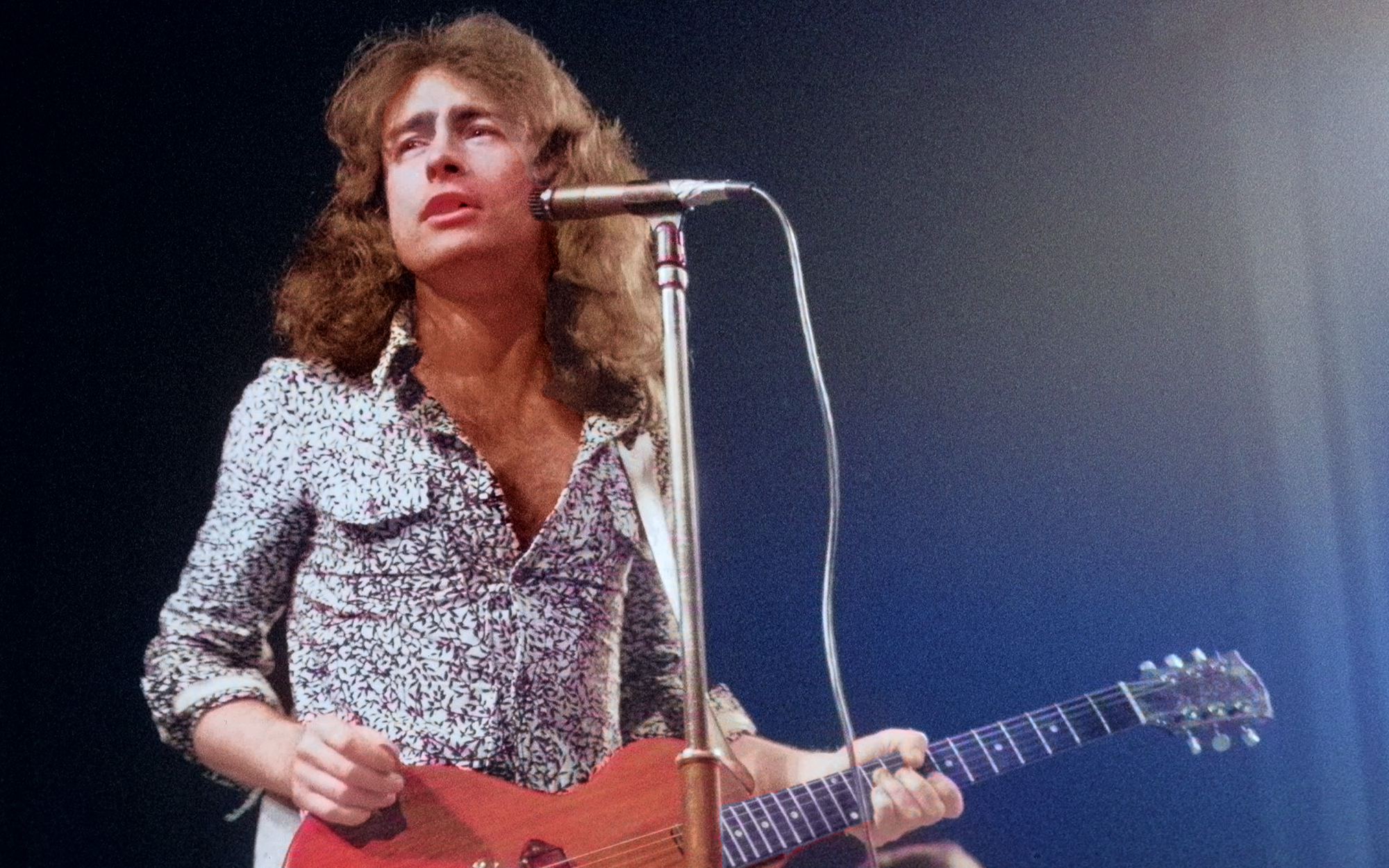 Paul Rodgers of Bad Company performs on stage, circa 1975. 