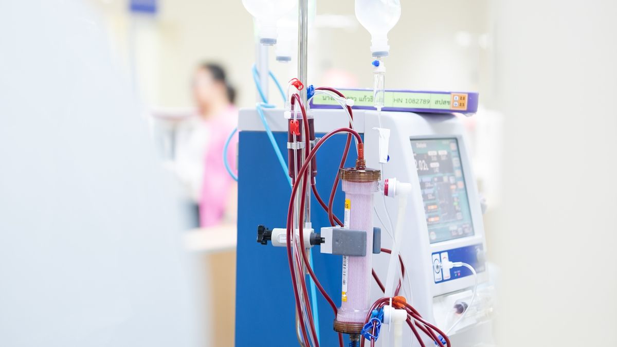 Diagnostic dilemma: A woman started eating foam from her chair while receiving dialysis