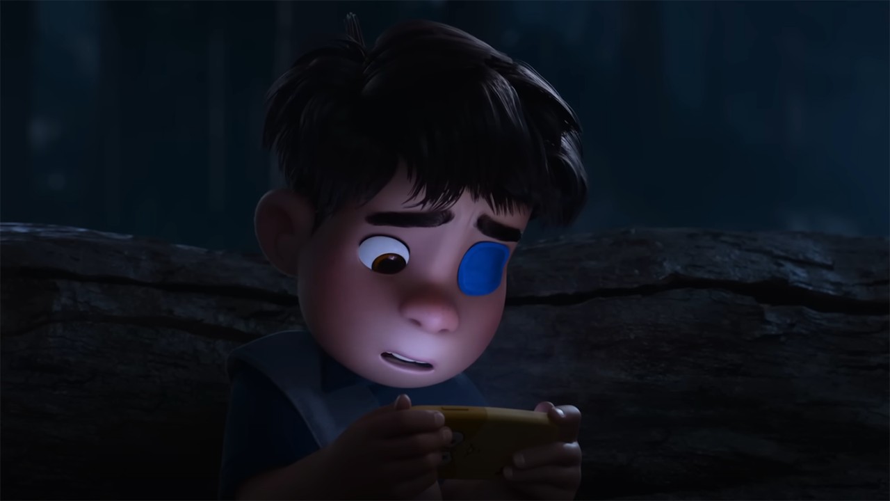 Captura de pantalla de la película animada de ciencia ficción Elio. Un niño con un parche en el ojo azul mira fijamente el teléfono inteligente amarillo que tiene en las manos.