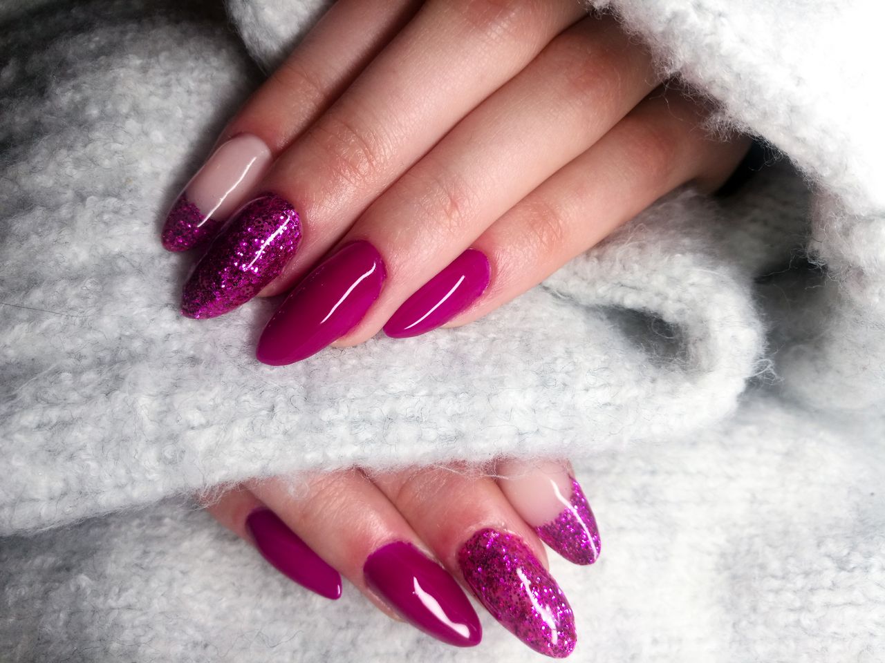 Close up of Fake Nails, Acrylic Nails, Gel nails on a woman&#039;s hand.