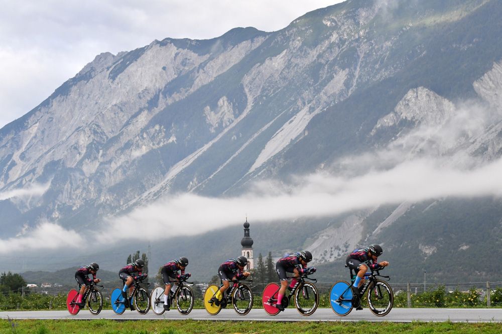 The Canyon-SRAM riders had matching disc wheels and socks