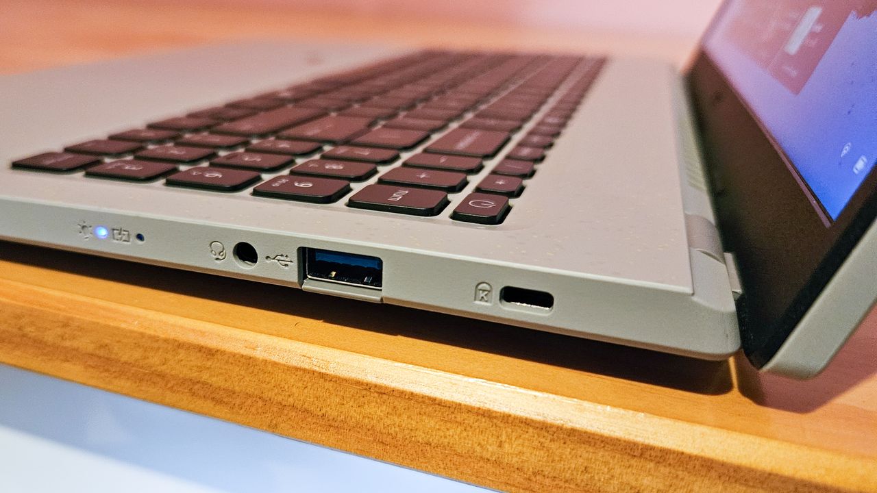 Acer Aspire Vero 16 - side view of the ports