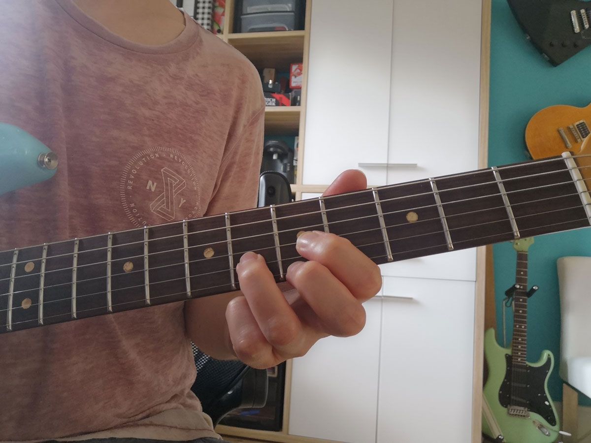 How to play the F chord on guitar