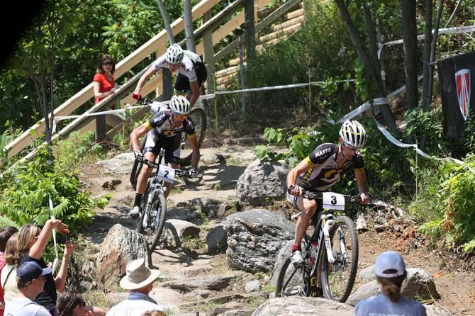 Derek Zandstra (Scott-3Rox Racing) leads teammate Geoff Kabush