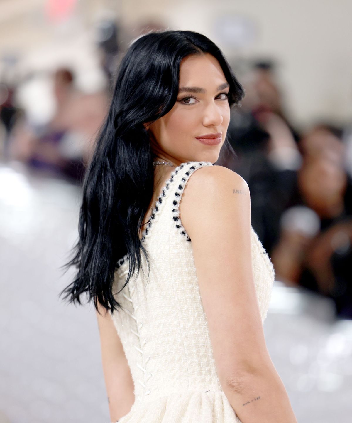 Dua Lipa's Bold Blue Wall: A Game-Changer for Kitchen Design