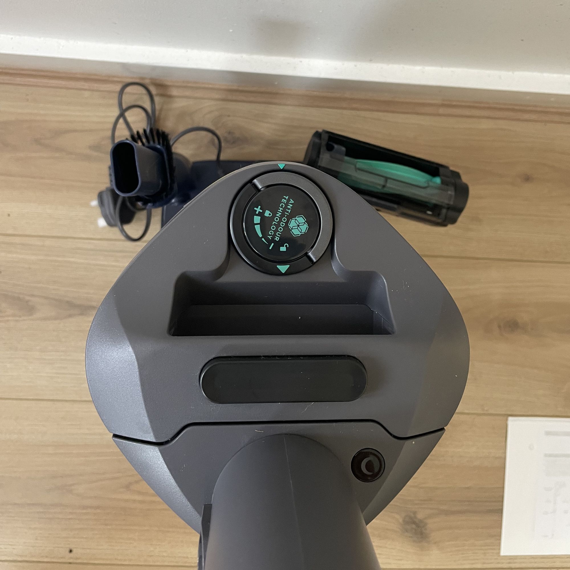 Auto-empty dock and anti-odour cartridge of the Shark PowerDetect Speed