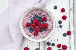 Low calorie breakfast: Overnight oats with raspberries