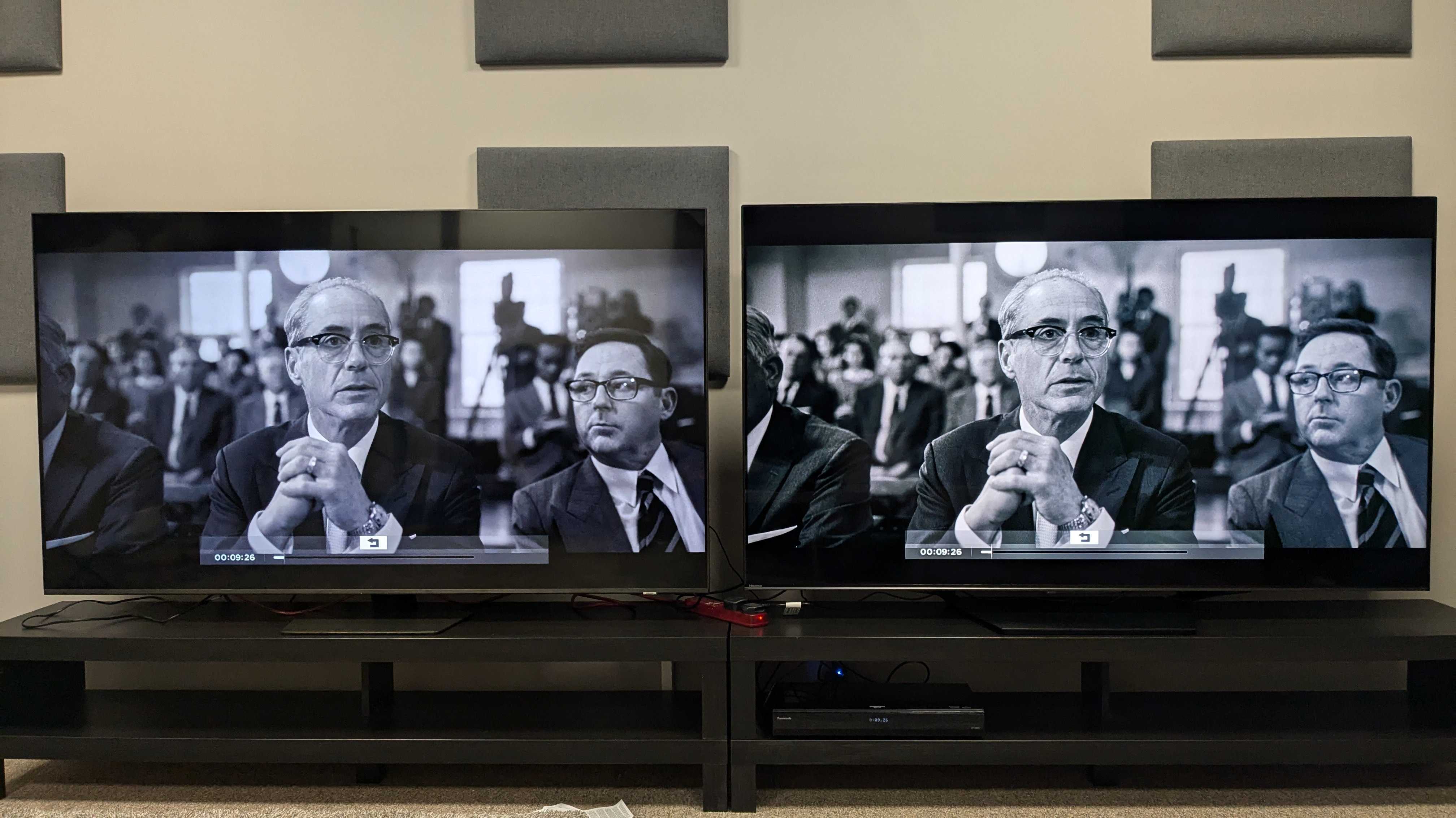 Samsung QN85D y HIsense U7N con cámara Oppenheimer en blanco y negro en una habitación luminosa 