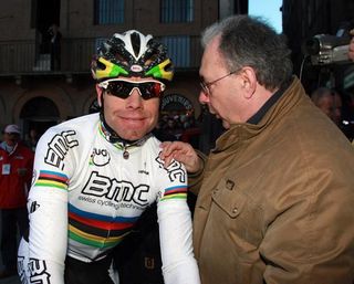 World champion Cadel Evans (BMC Racing) shares a word with Angelo Zomegnan.