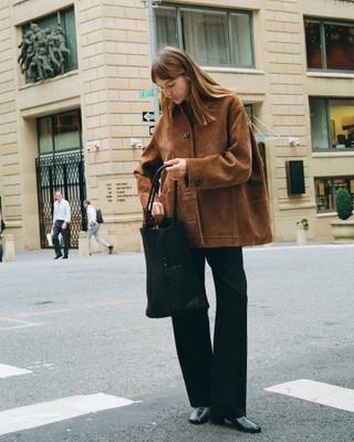 Jeans and boots outfits: @lizzyhadfield wears a suede jacket with bootcut jeans and patent boots