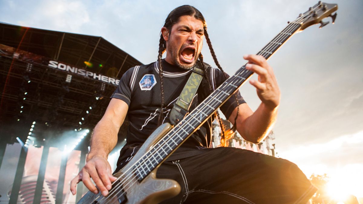 robert trujillo playing bass