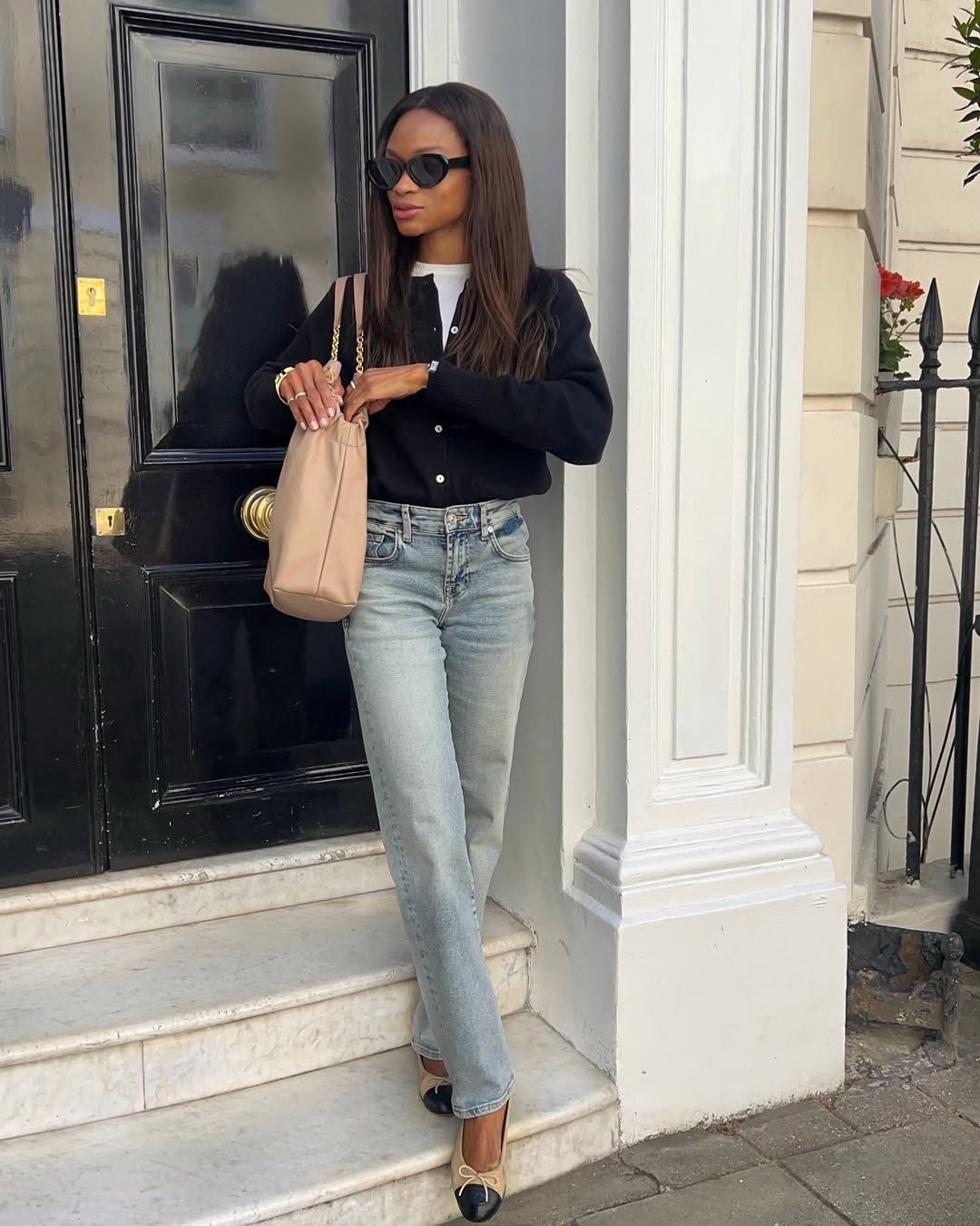 @symphonyofsilk wearing slim jeans and cardigan