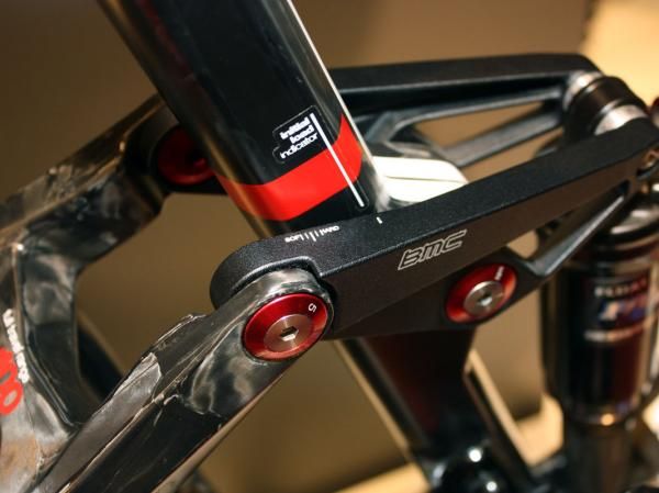 The FS01's short dual-link suspension system incorporates a handy sag indicator to ease setup.