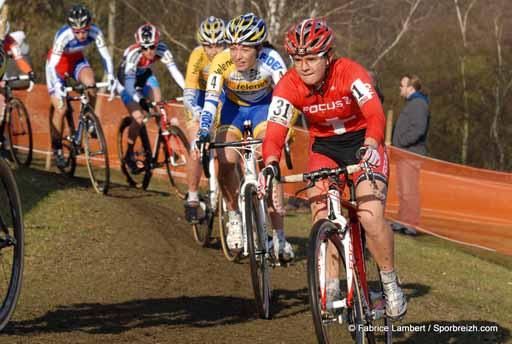 Jasmin Achermann (Team Focus Bikes-Velo Club Rain) leads Sophie De Boer (Telenet-Fidea).