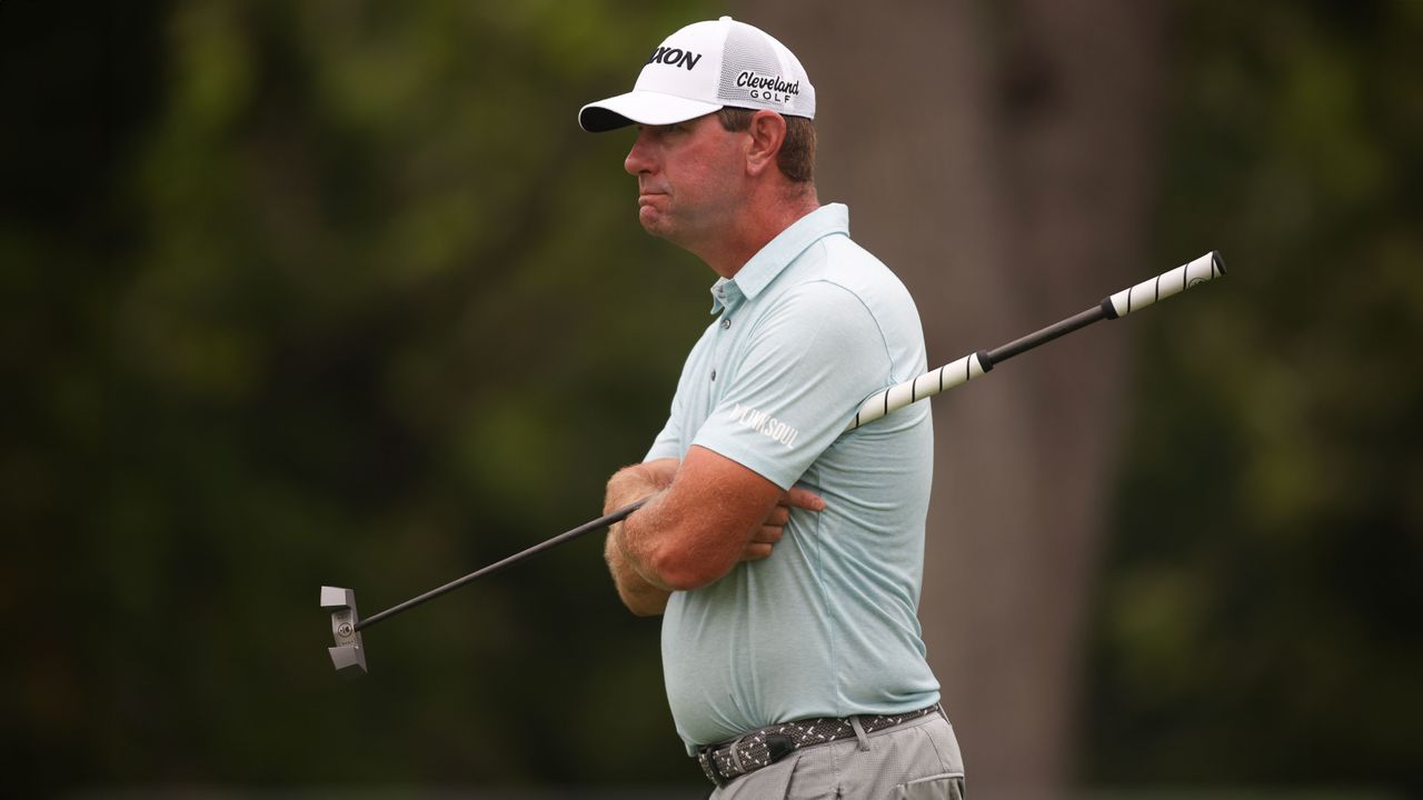 Photo of Lucas Glover holding his LAB Golf Mezz Max putter