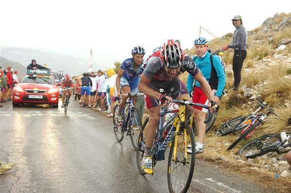 Cadel Evans (Silence-Lotto) digs in on the final climb