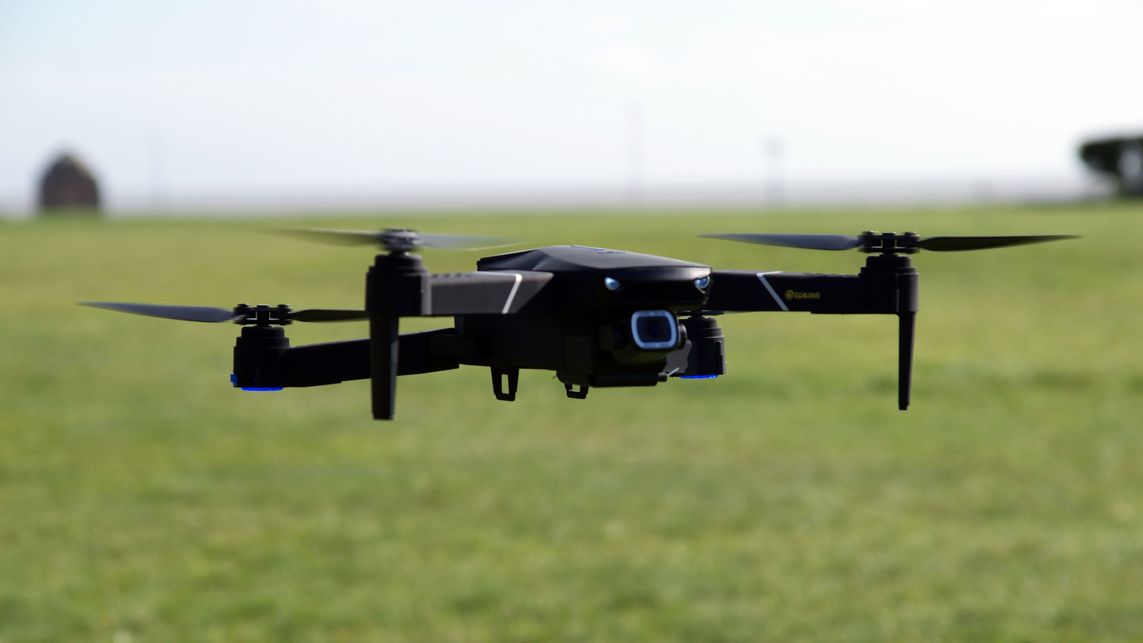 En drone av typen Eachine E520S i flykt.