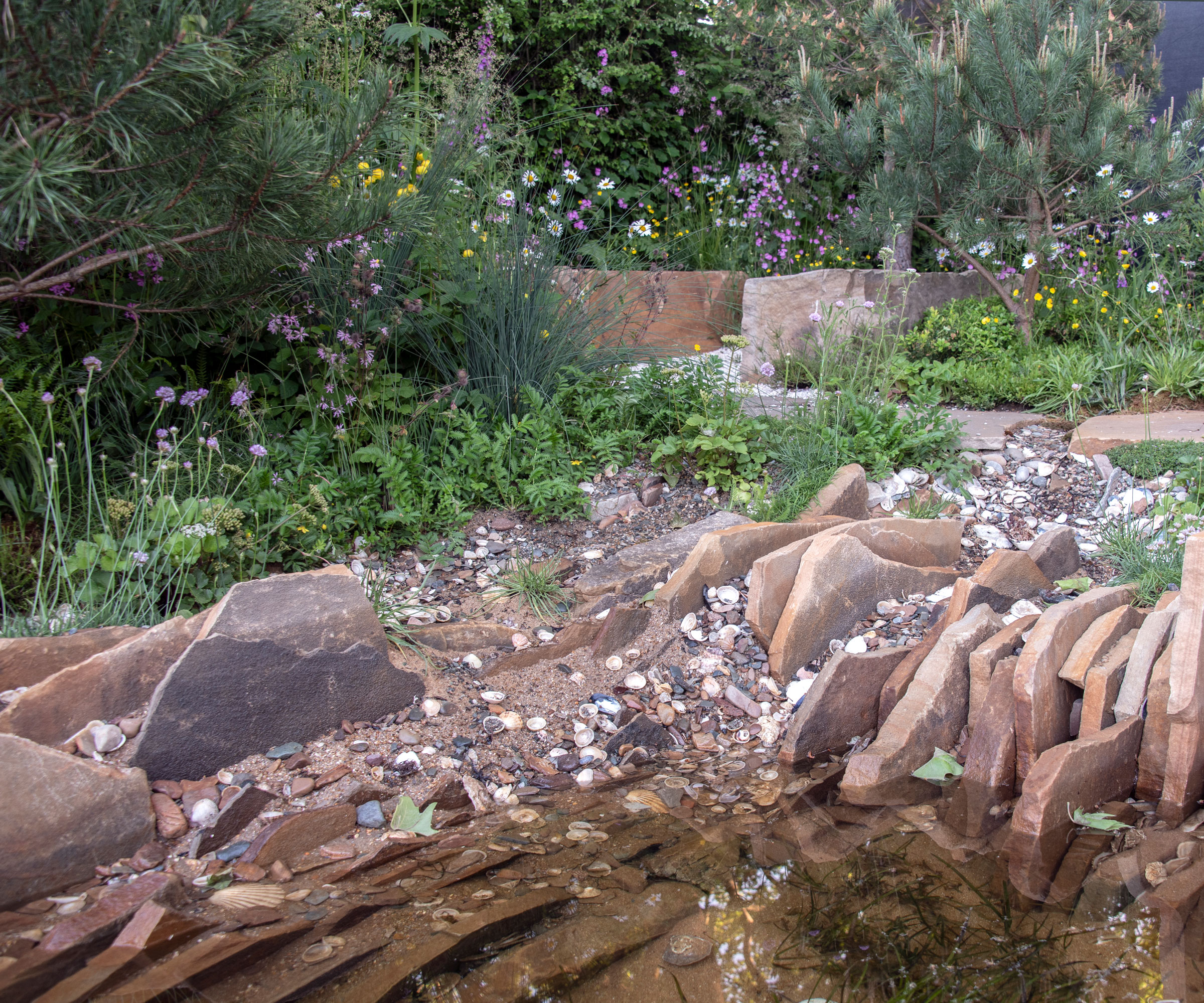 garden landscaping with gravel, rocks and planting
