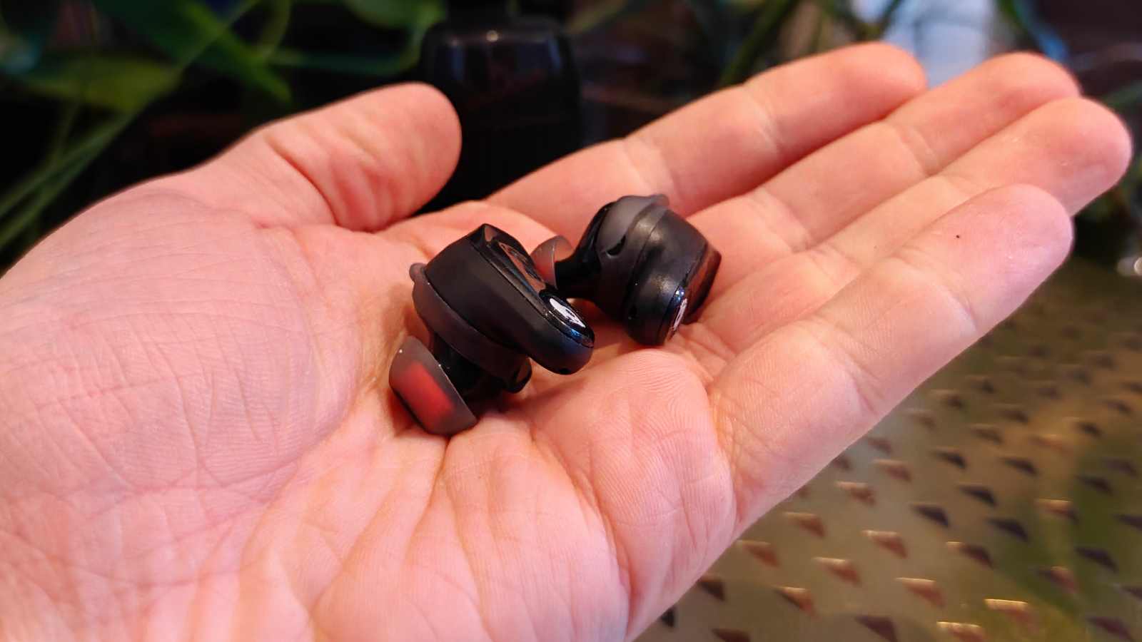 The Skullcandy Method 540's buds, in a man's hand.