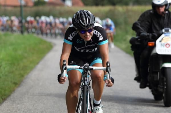 Martina Corratza (Kleo) leads the bunch chase