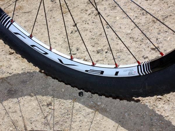 The 26mm-wide E5 alloy rims are tubeless-compatible.