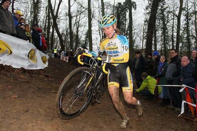 Amy Dombroski (Telenet-Fidea) on the run in fifth place