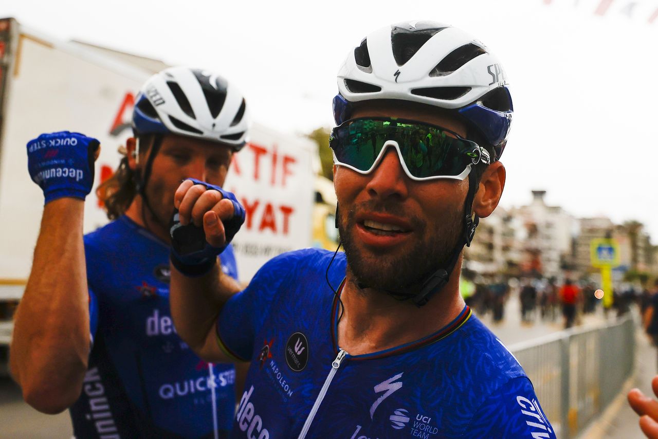 Mark Cavendish and Shane Archbold celebrating