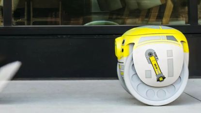 Star Wars G1T4-M1N1 Droid on a pavement