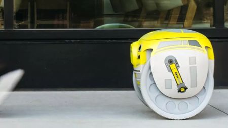 Star Wars G1T4-M1N1 Droid on a pavement