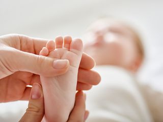 How to massage your baby’s feet and toes