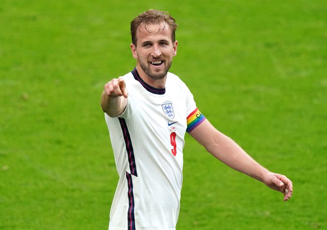 harry kane in a liverpool shirt