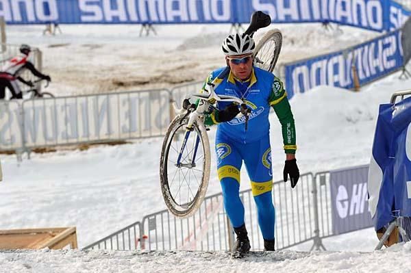 The Netherlands' Richard Groenendaal shoulders his bike.