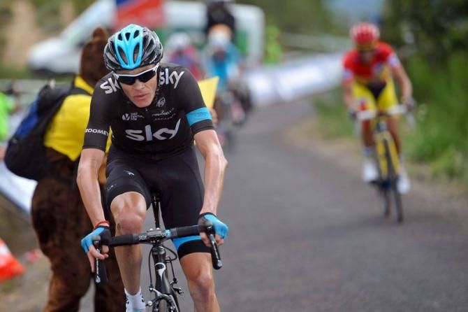 Chris Froome (Team Sky) distances Alberto Contador (Tinkoff-Saxo)